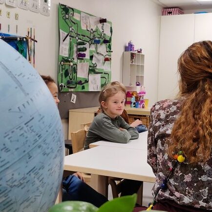 Luokkahuone kestävässä esikoulussa