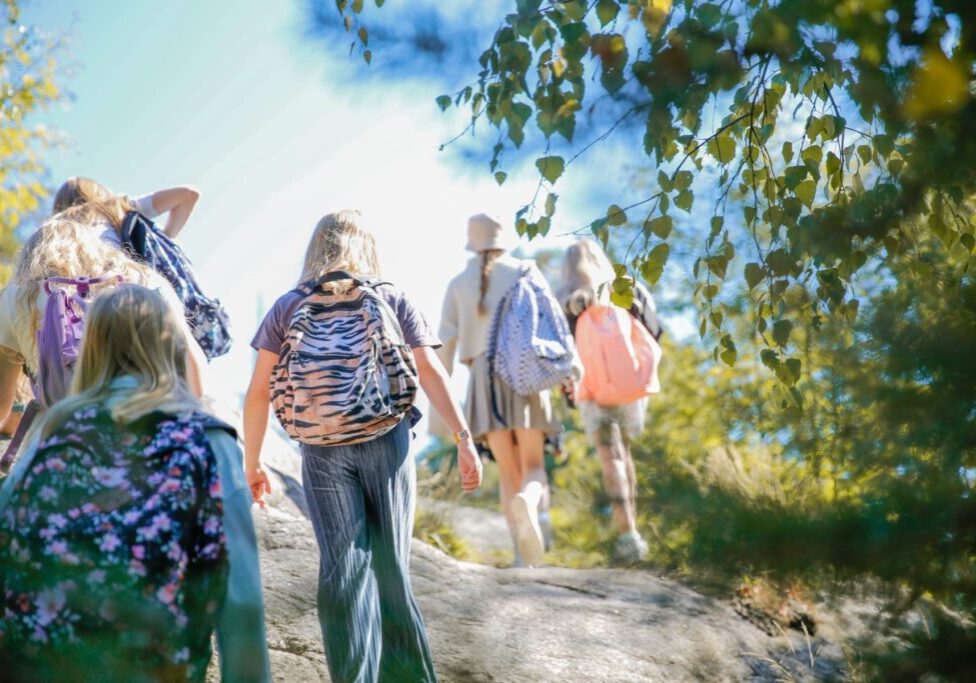 Ympäristökasvatus, koulu, oppiminen, nuori, nuoret, lapsi, koulu, opettaja, oppimateriaali, retkeily, luonto, ulkoilu, kisukerho, oppilaat.