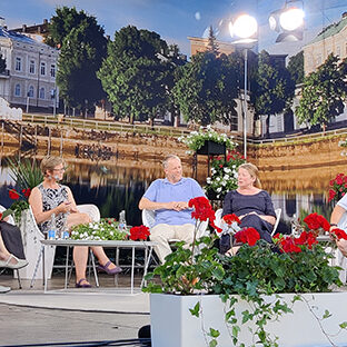 Panelistit SuomiAreenassa.