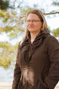 Artikkelin kirjoittaja Riikka Puhakka henkilökuvassa ulkona.